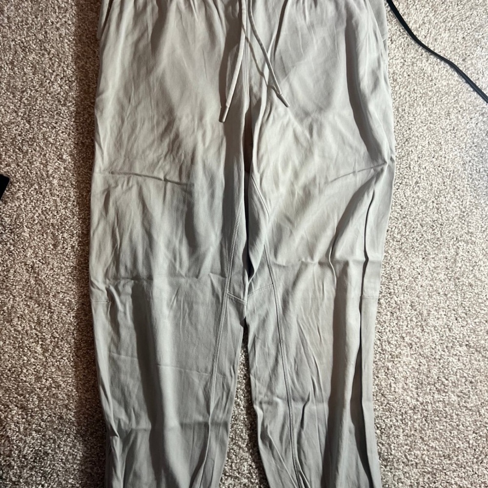 Lululemon Essential Affinity Mid Rise Jogger
Silver Drop
